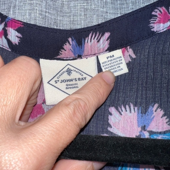 *WOMEN'S St. John's Bay Blouse Medium Petite - Picture 2 of 5